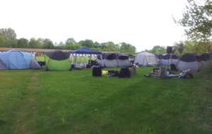 C'est bien le terrain de Chennevières et non le "Camping DR". Invasion de tentes "tortue Ninja".