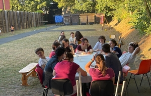 7. La table des jeunes, ils sont prêts à manger ! 🍉